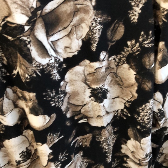 Lularoe New Large Lynnae - Picture 2 of 3